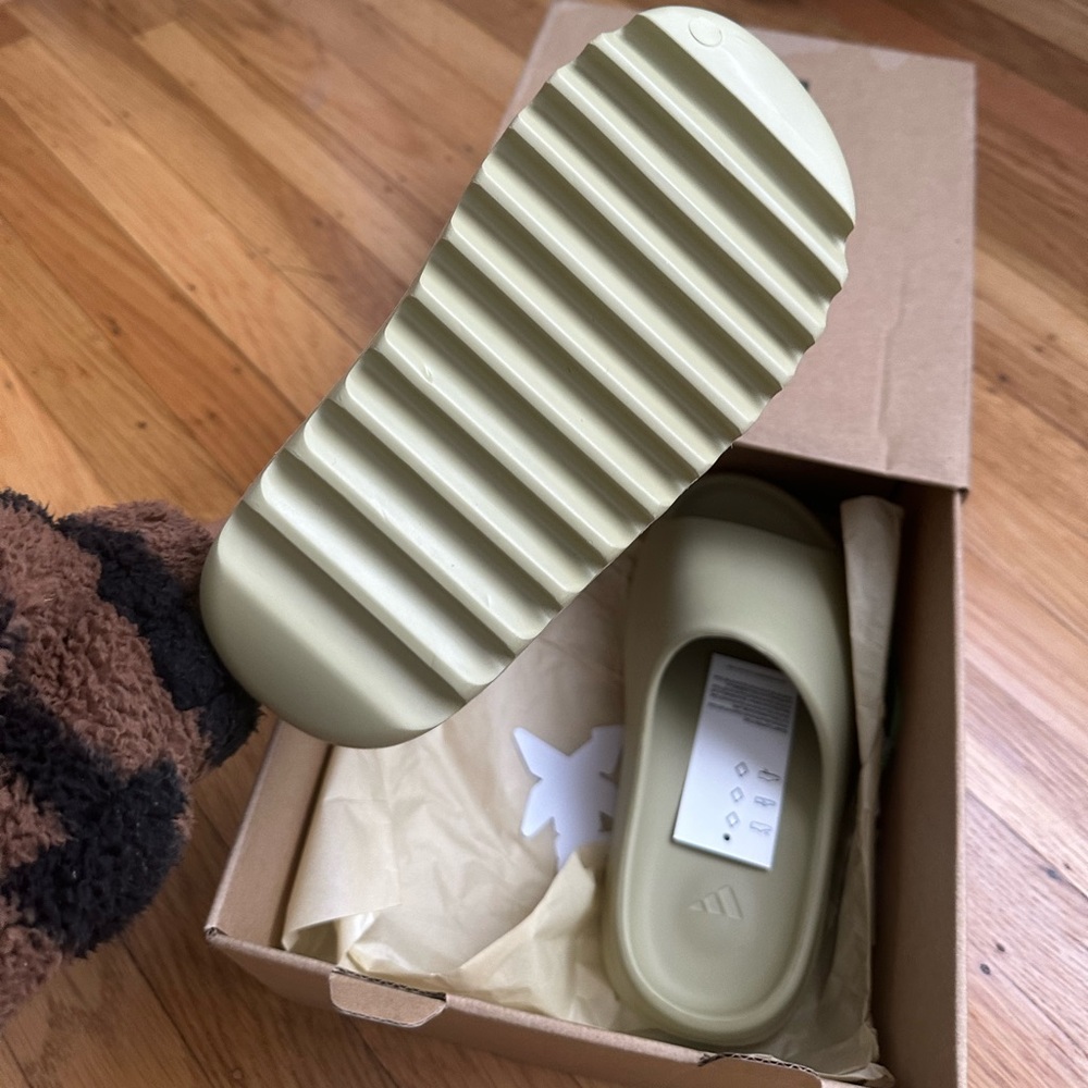 Brand new Yeezy slide resin - Picture 3 of 7